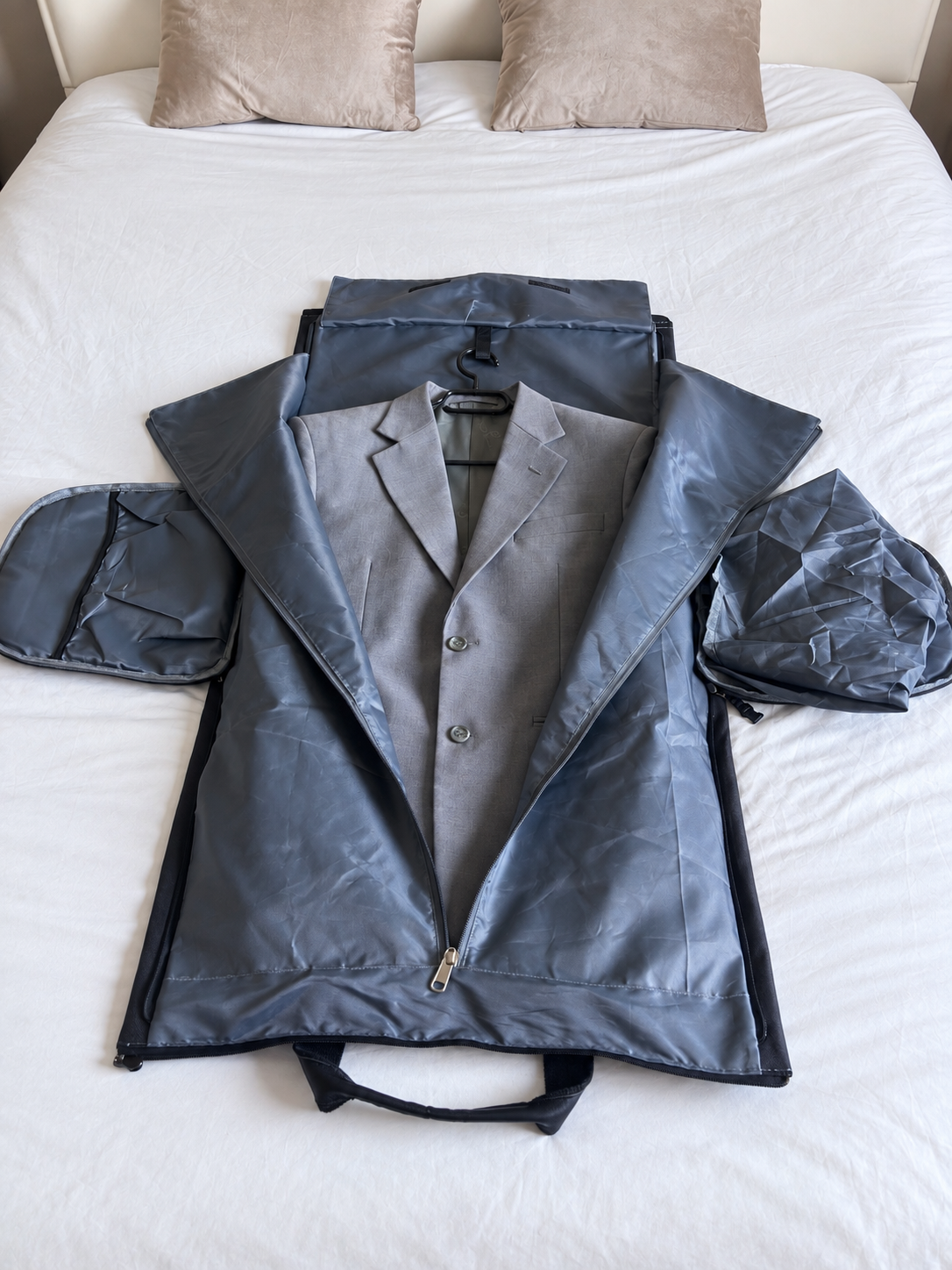 VELSORAN ONE ouvert avec housse à vêtements intégrée